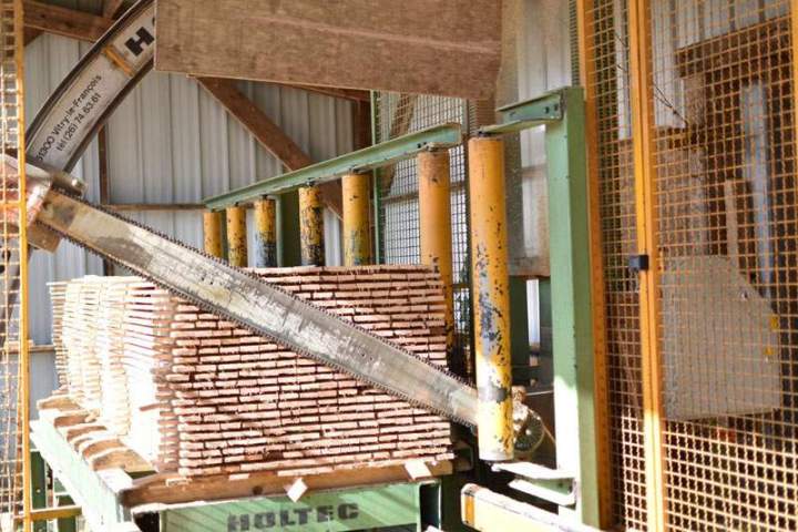 Une découpe de bois précise pour vos projets professionnels.